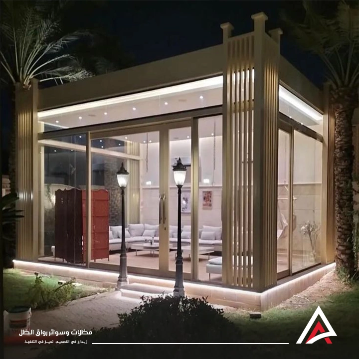 مجلس زجاجي خارجي صغير لفلل مكة